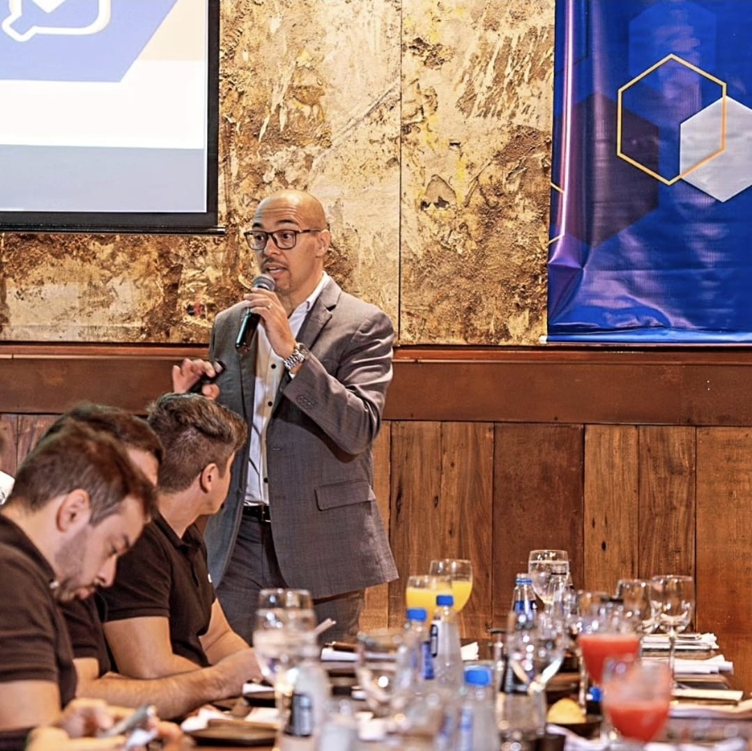 Marcelo Romeiro — Mediação executiva de painel e debates corporativos com lideranças