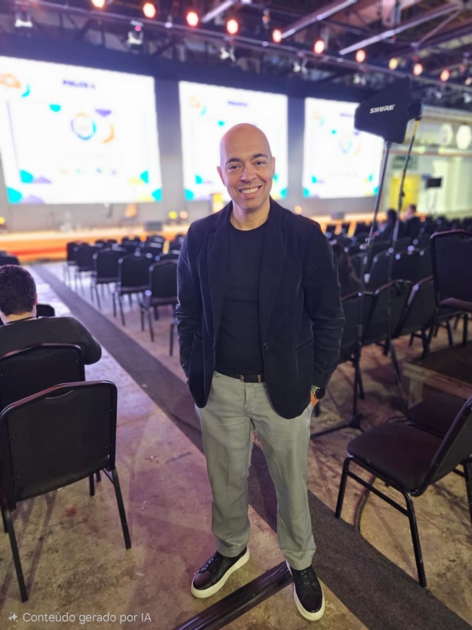Marcelo Romeiro — Mestre de Cerimônias e condução de convenções corporativas em grande plenária
