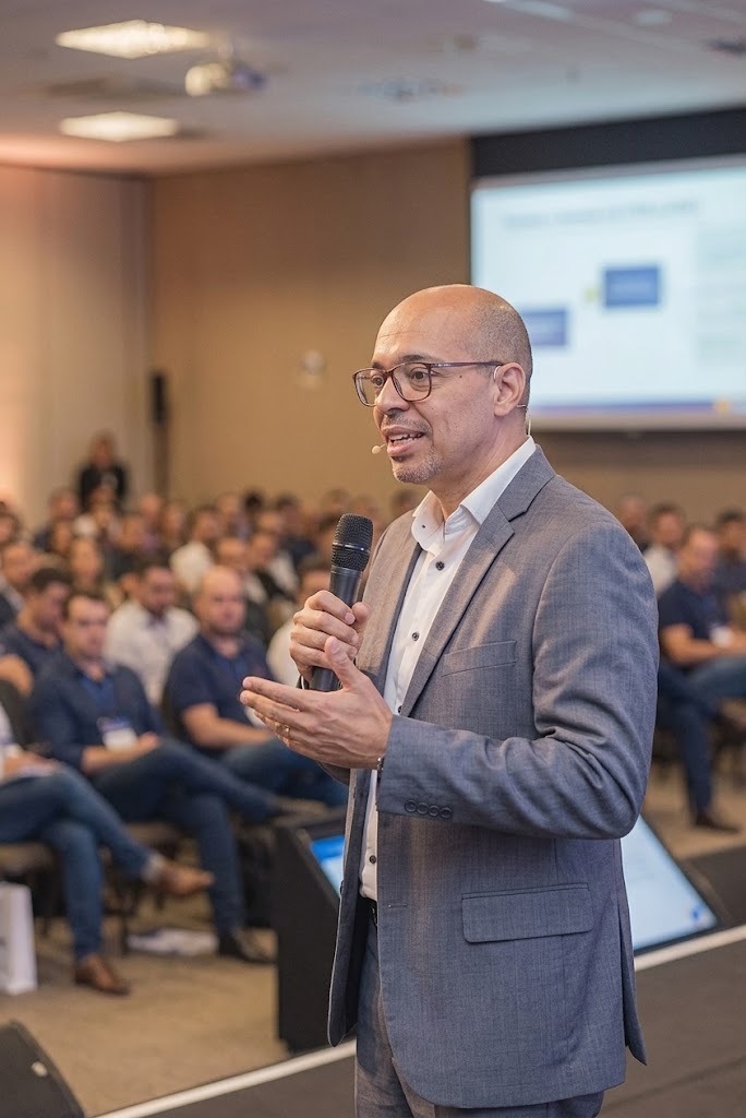 Marcelo Romeiro ministrando palestra de comunicação para auditório lotado