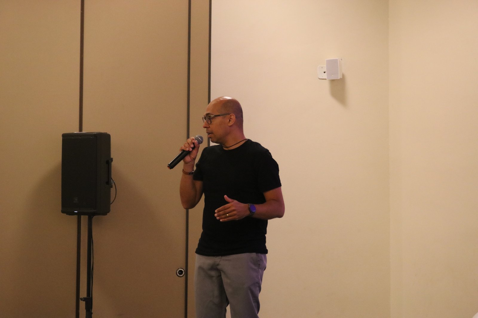 Marcelo Romeiro palestrando com microfone em treinamento de comunicação
